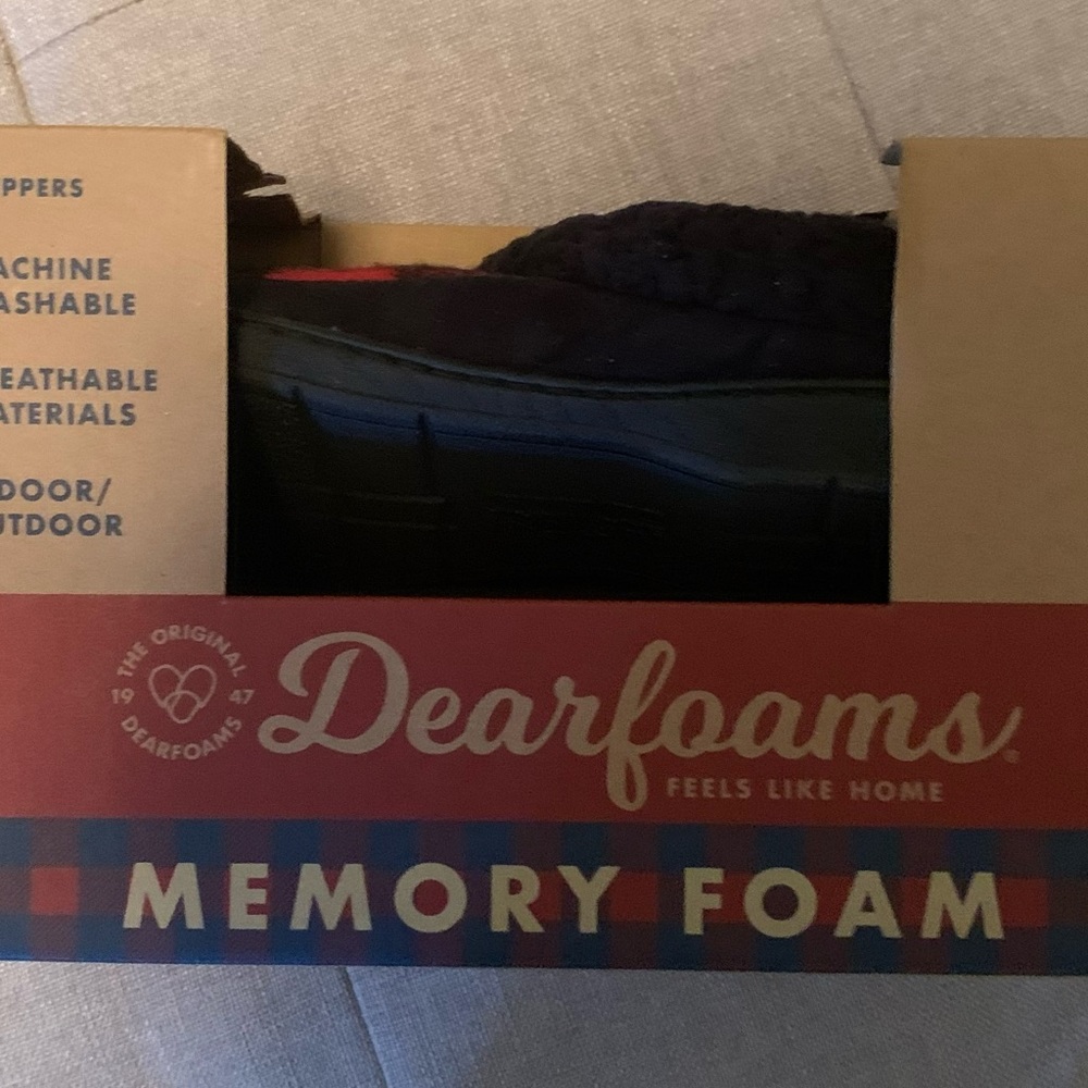 Women’s plaid slippers. Brand new🎊 in box still. Great for the cold weather🥶